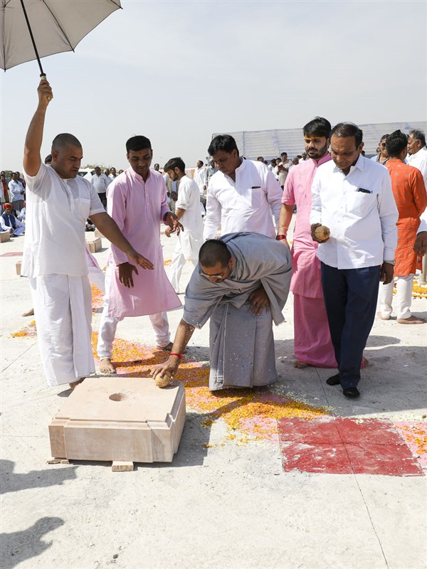 Mahant Shri Ramprasadji Maharaj performs rituals
