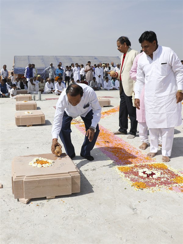 Former Mayor Shri Ghanshyamji Ojha performs rituals