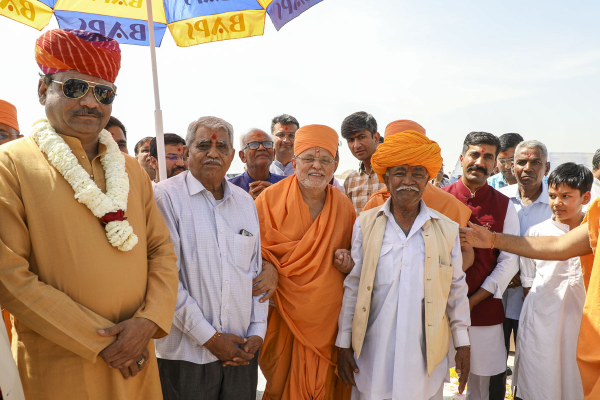 Pujya Ishwarcharan Swami with invited guests and devotees