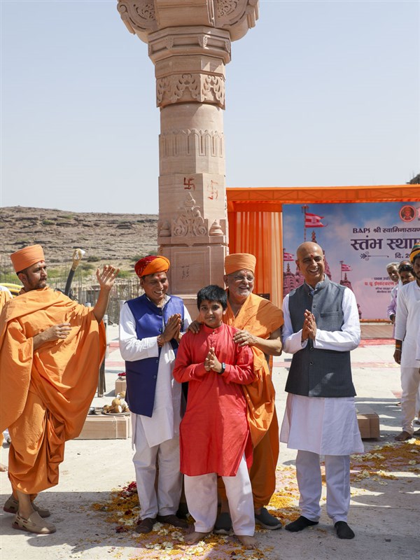 Pujya Ishwarcharan Swami with devotees