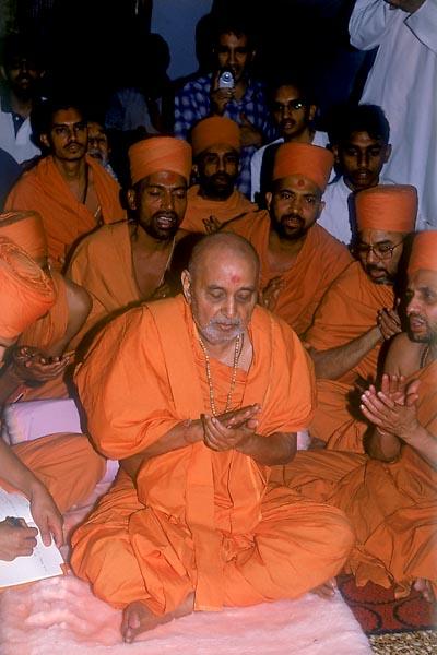  Swamishri sings bhajan and chants dhun for the fulfillment of various projects and works before the murti of Shastriji Maharaj