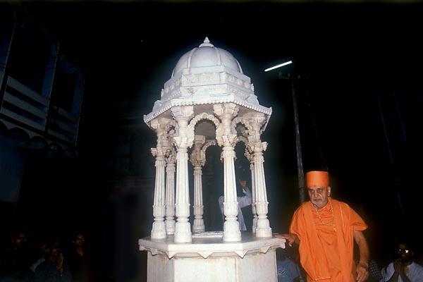  Darshan of shrine where Shastriji Maharaj as Dungar Bhagat played the 'maan' and narrated incidents from the Mahabharat