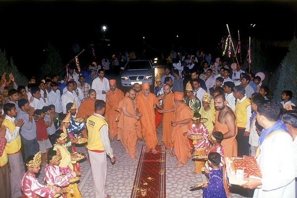  Swamishri arrives at BAPS Shri Swaminarayan Mandir, MahelavSwamishri descends mandir steps after Thakorji's darshan