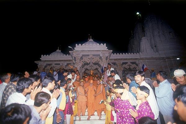  Swamishri descends mandir steps after Thakorji's darshan