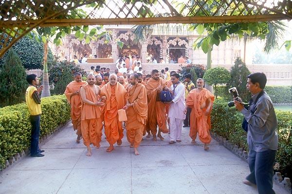  After darshan Swamishri proceeds towards the assembly