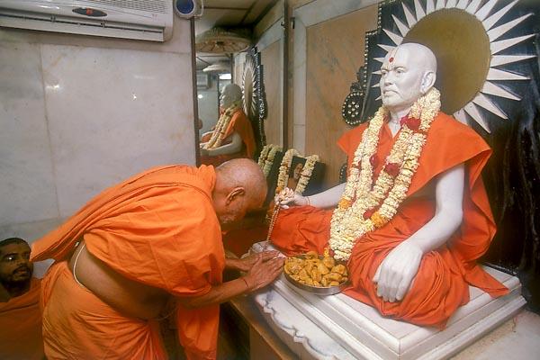  Before departing Swamishri bows before the murti of guru Shastriji Maharaj