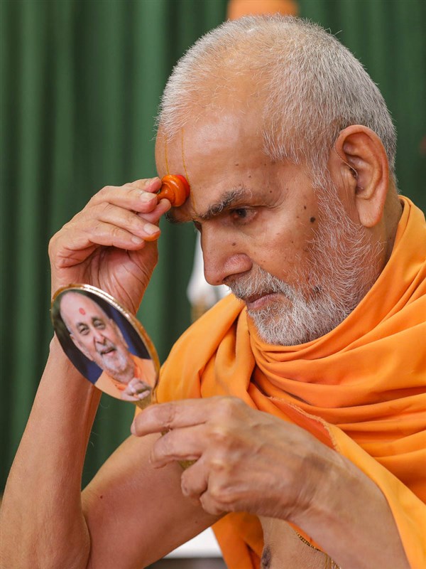 Swamishri applies chandlo 