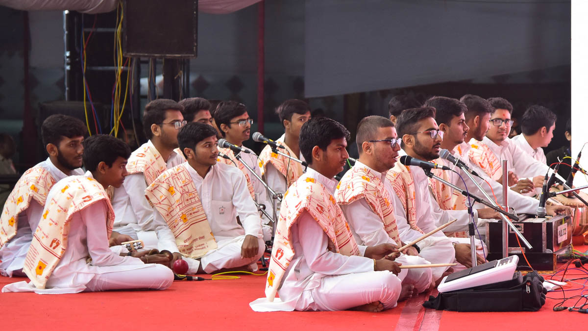 Students sing kirtans in Swamishri's morning puja