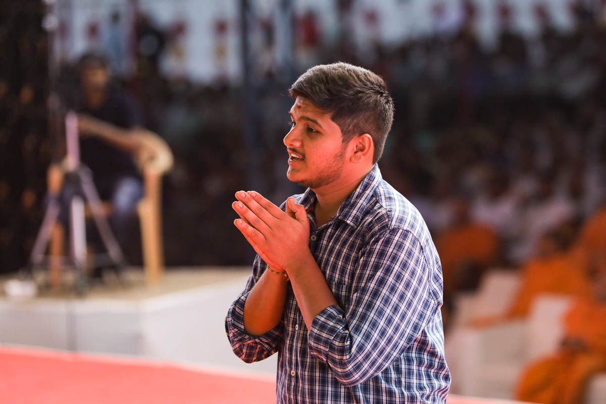A student prays before Swamishri