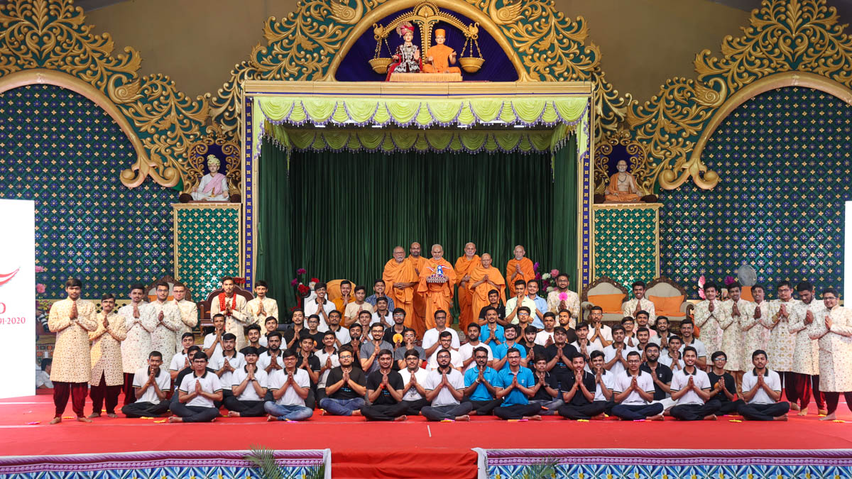 Students with Swamishri