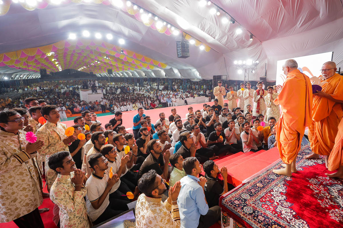 Swamishri blesses students