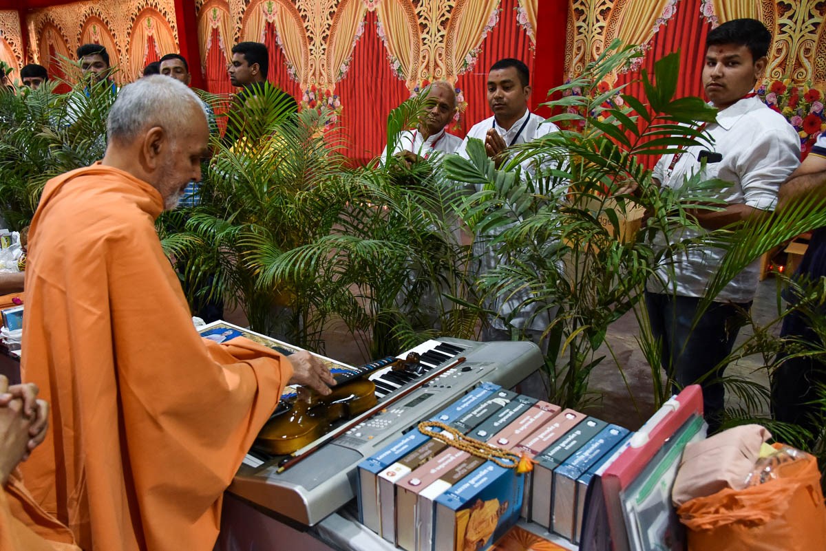 Swamishri sanctifies musical instruments