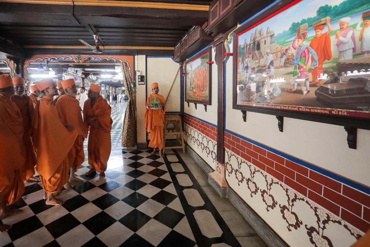 Swamishri observes paintings in the 'Santoni Dharmashala' at Shri Swaminarayan Mandir, Vadtal