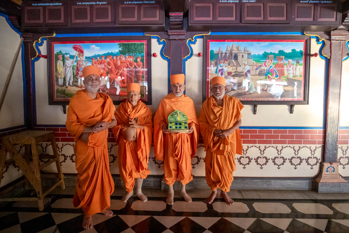 Pujya Viveksagar Swami, Pujya Tyagvallabh Swami, Pujya Bhaktipriya Swami (Kothari Swami) and Swamishri with Shri Harikrishna Maharaj