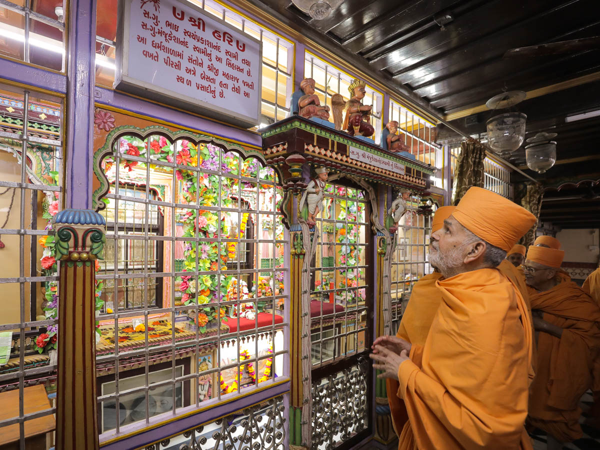 Swamishri observes a spot sanctified by Bhagwan Swaminarayan