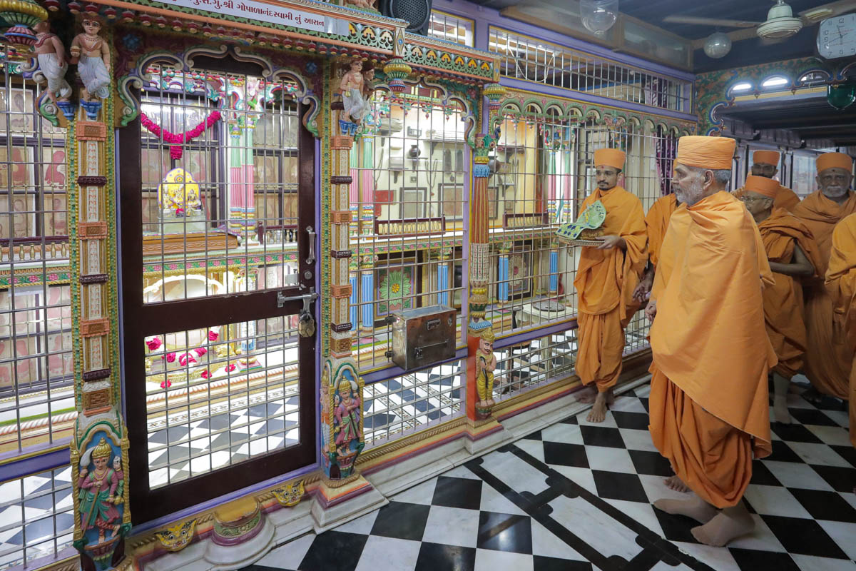 Swamishri engrossed in darshan of the place where Sadguru Shri Gopalanand Swami used to stay
