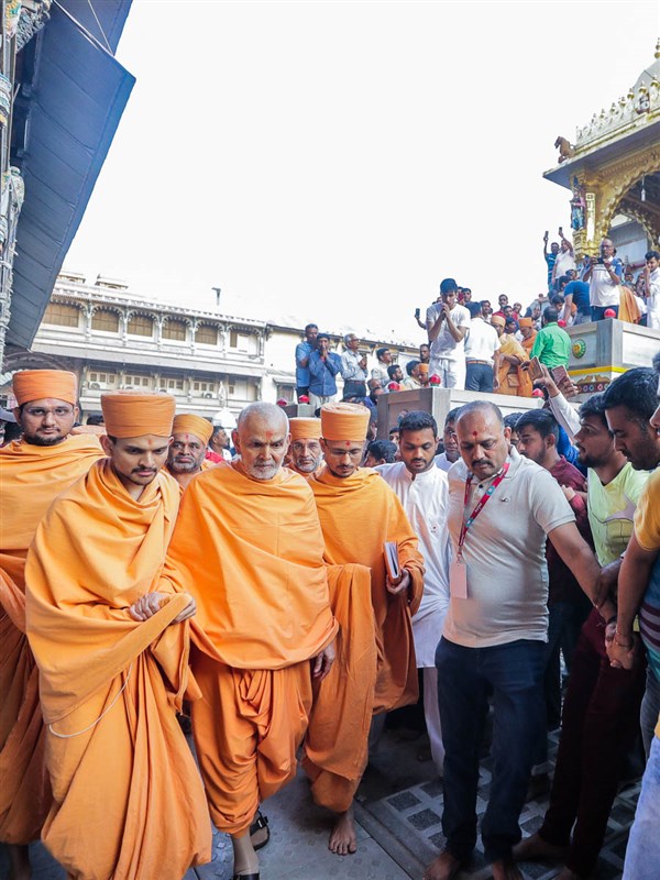 Swamishri departs from Vadtal