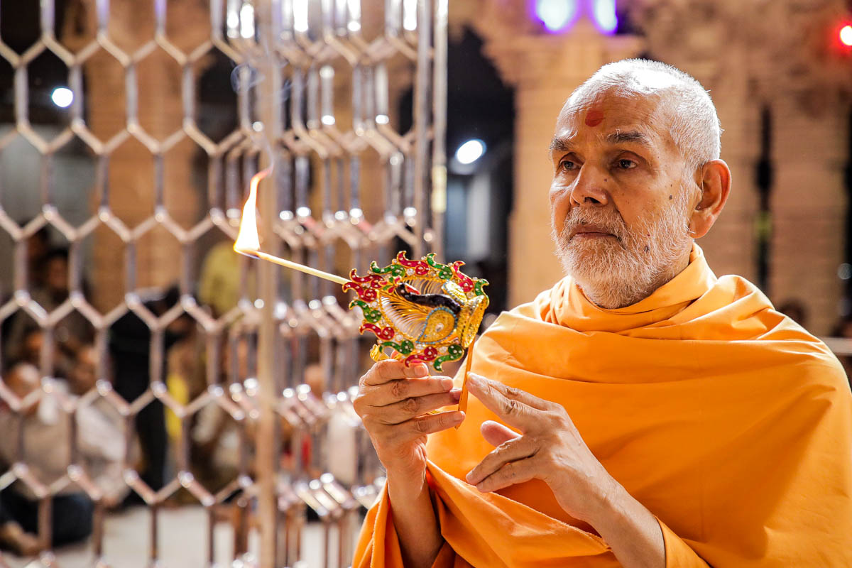 Swamishri performs the shayan arti