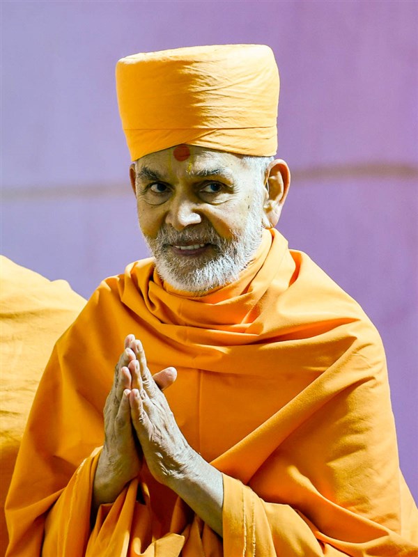 Param Pujya Mahant Swami Maharaj arrives at BAPS Shri Swaminarayan Mandir, Gadhada