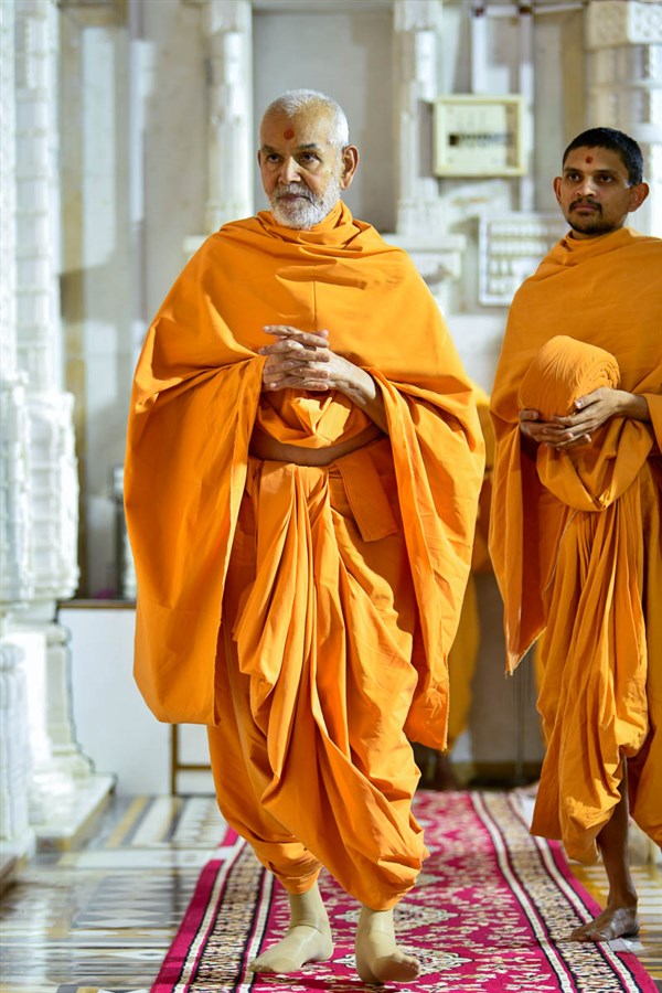 Swamishri walks toward the central shrine