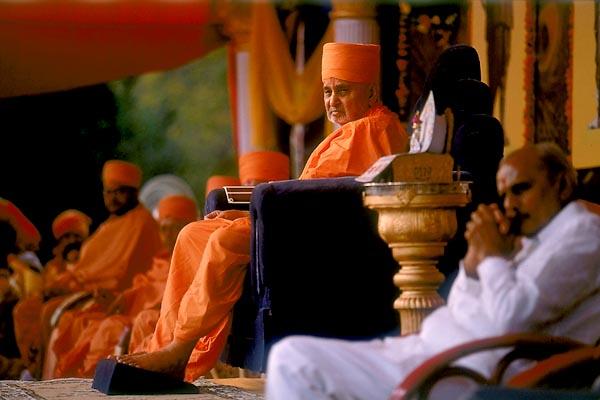  Swamishri during the assembly