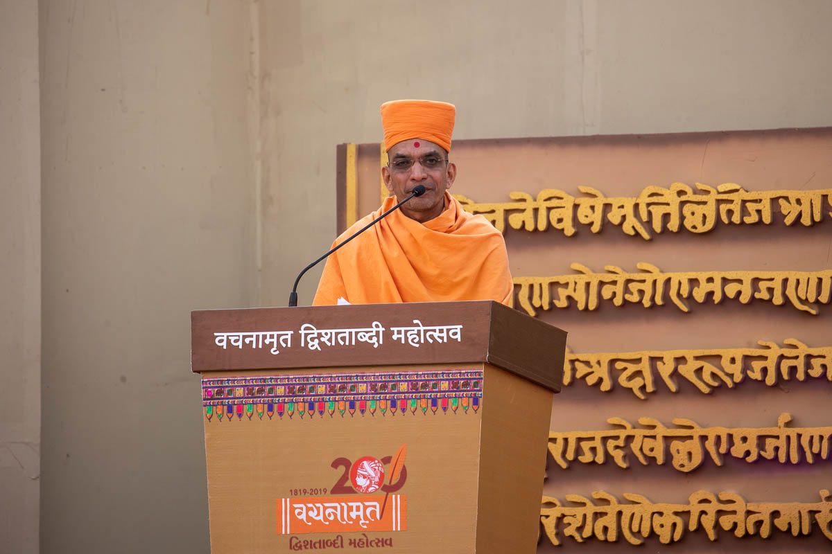 Adarshjivan Swami comperes the assembly