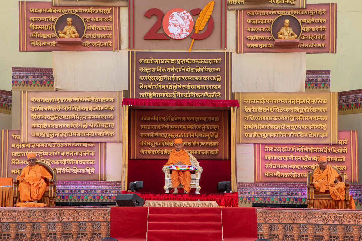 Swamishri and senior sadhus on stage during the assembly