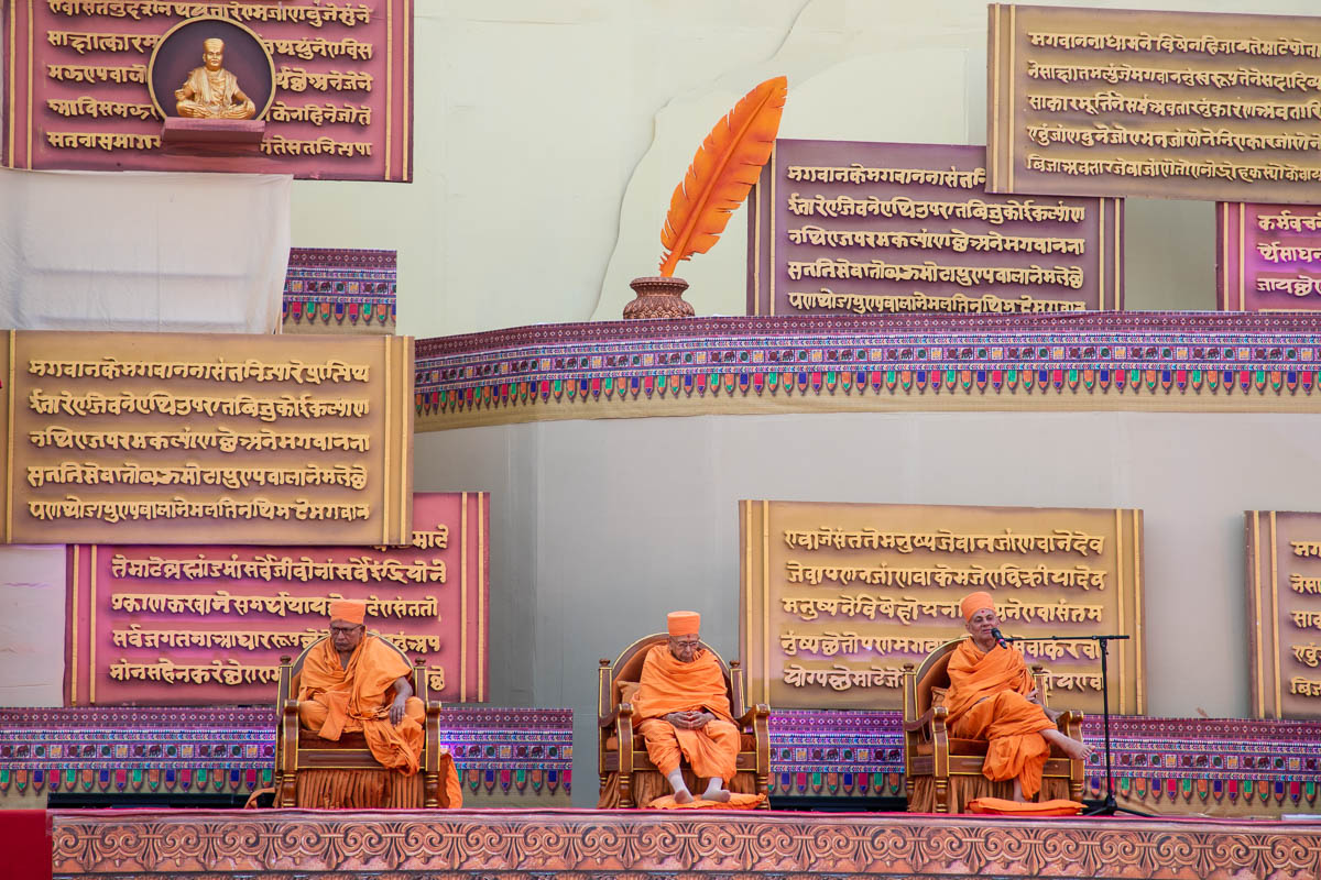 Pujya Bhaktipriya Swami (Kothari Swami), Pujya Tyagvallabh Swami and Pujya Viveksagar Swami during the assembly