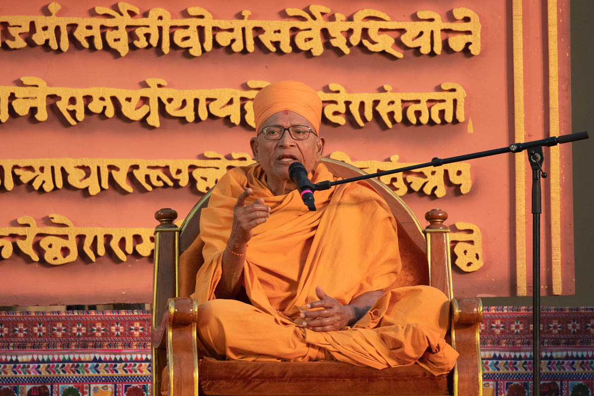 Pujya Kothari Swami address the assembly