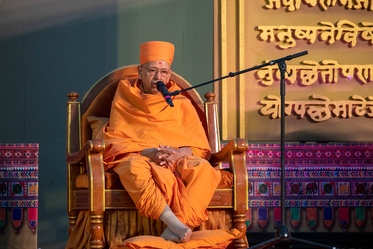 Pujya Tyagvallabh Swami address the assembly