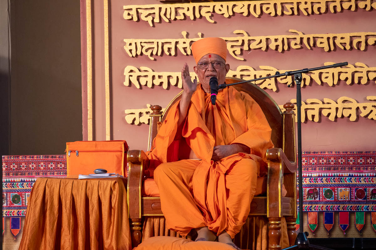 Pujya Doctor Swami address the assembly