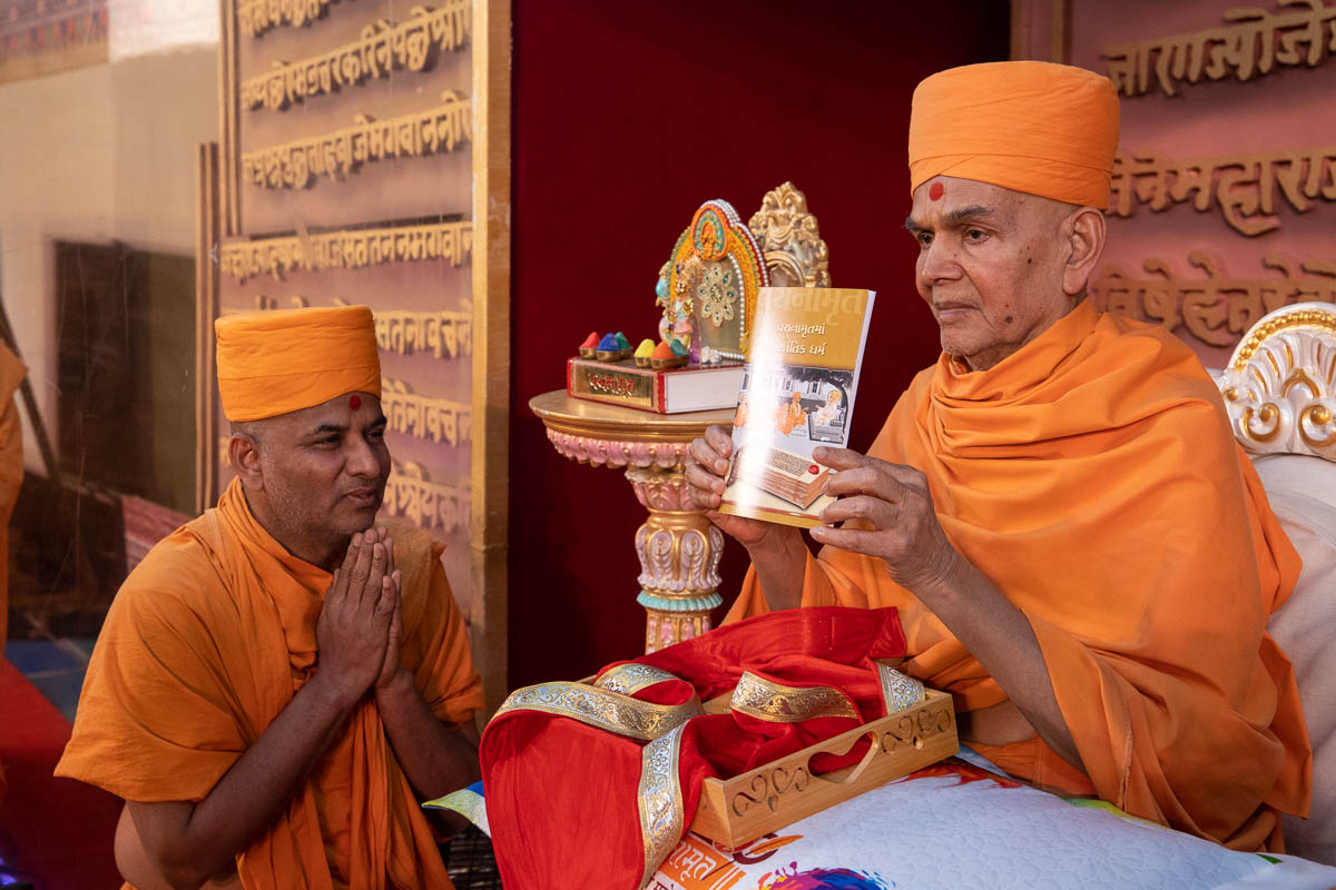 Swamishri inaugurates a Gujarati print publication 'Vachanamrutma Ekantik Dharma'