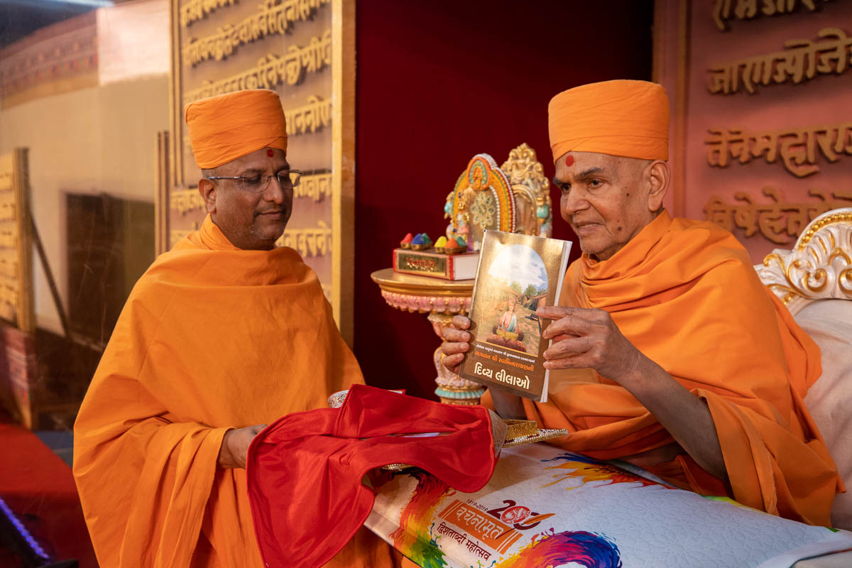 Swamishri inaugurates a Gujarati print publication 'Bhaktaraj Jiva Khacharna Darbarma Bhagwan Swaminarayanni Divya Lilao'