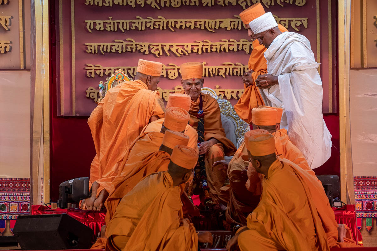 Resident sadhus of Gadhada honor Swamishri with a garland