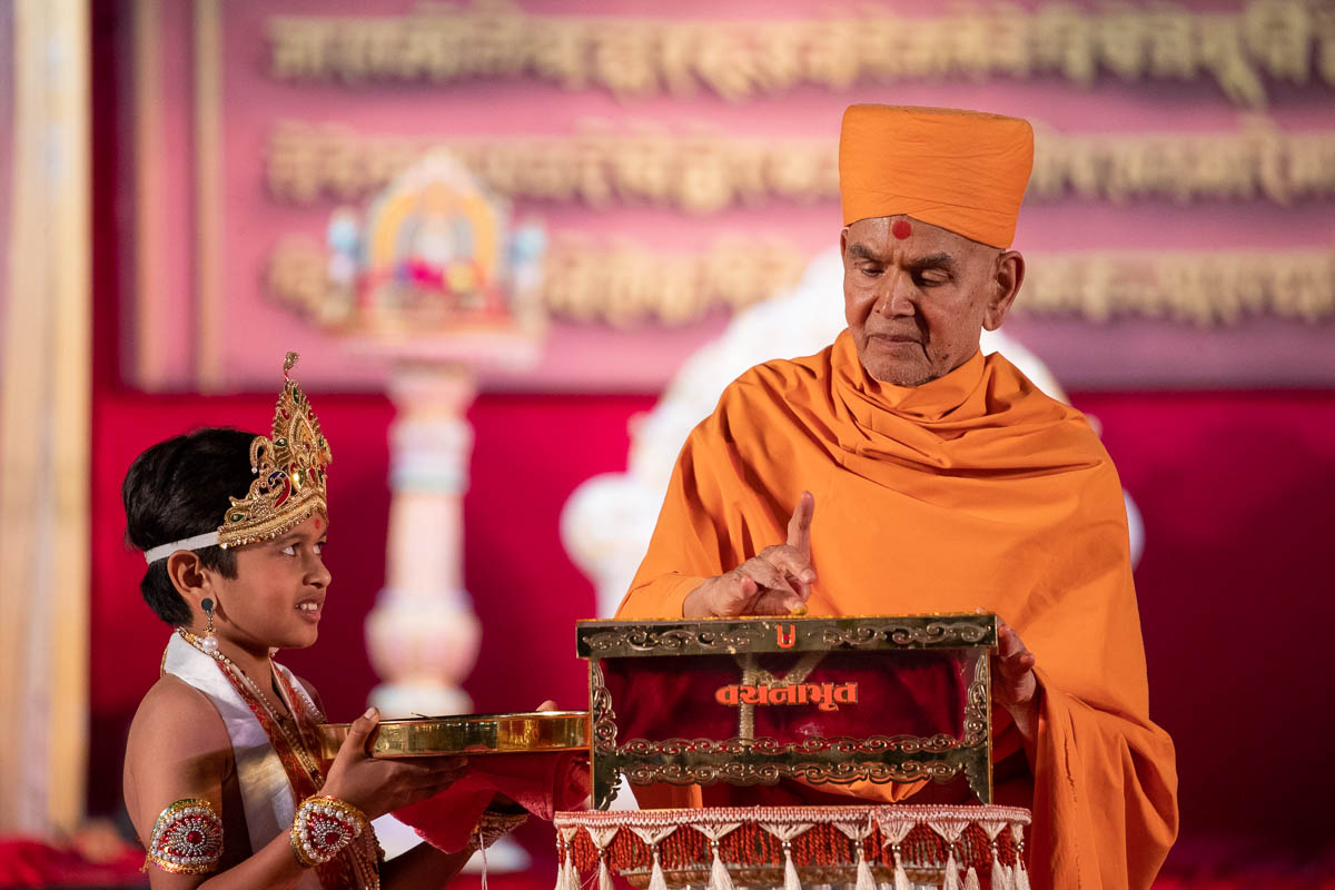 Swamishri performs pujan of the Vachanamrut