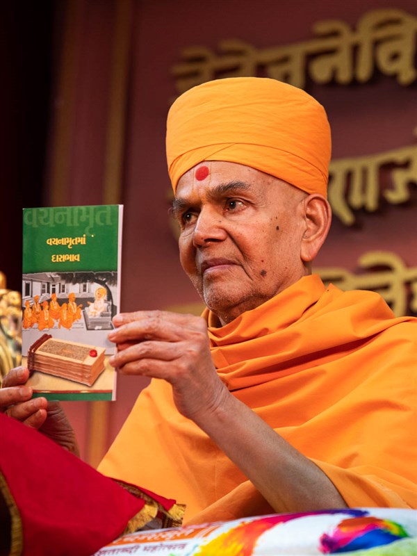 Swamishri inaugurates 23 print publications