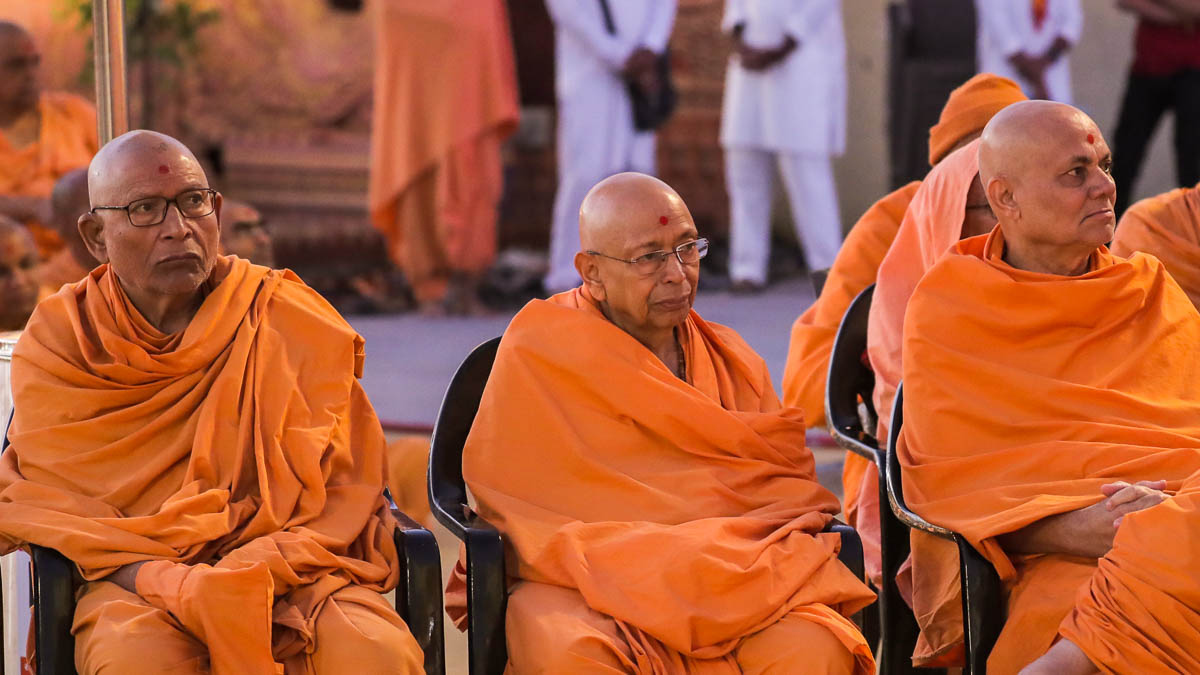 Pujya Bhaktipriya Swami (Kothari Swami), Pujya Tyagvallabh Swami and Pujya Viveksagar Swami doing darshan of Swamishri