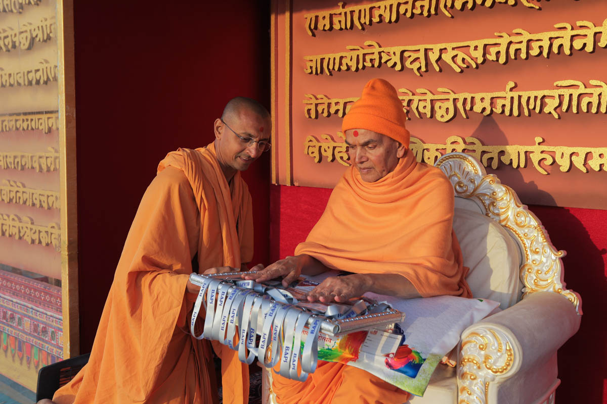 Swamishri sanctifies identity cards for the volunteers
