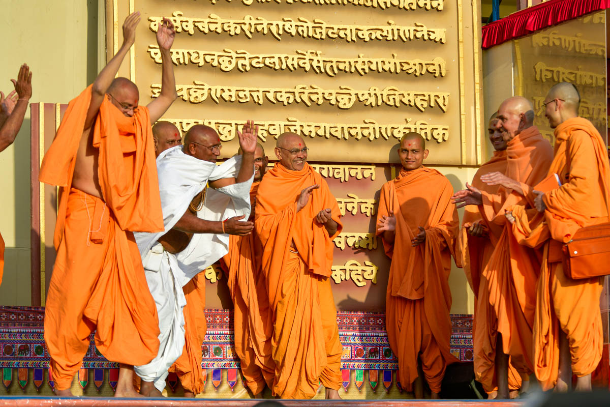 Sadhus rejoice before Swamishri
