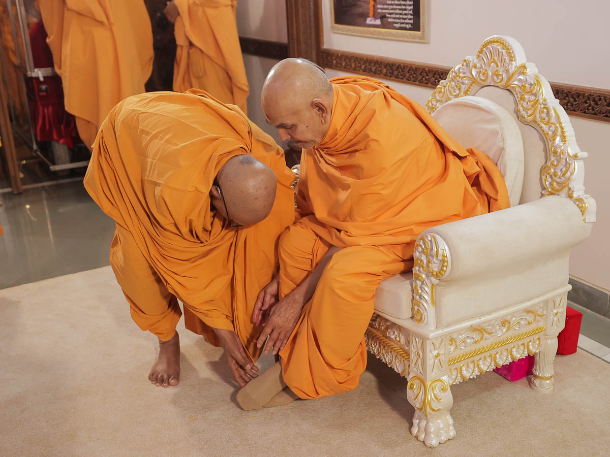Swamishri greets Pujya Bhaktipriya Swami (Kothari Swami) with 'Jai Swaminarayan'