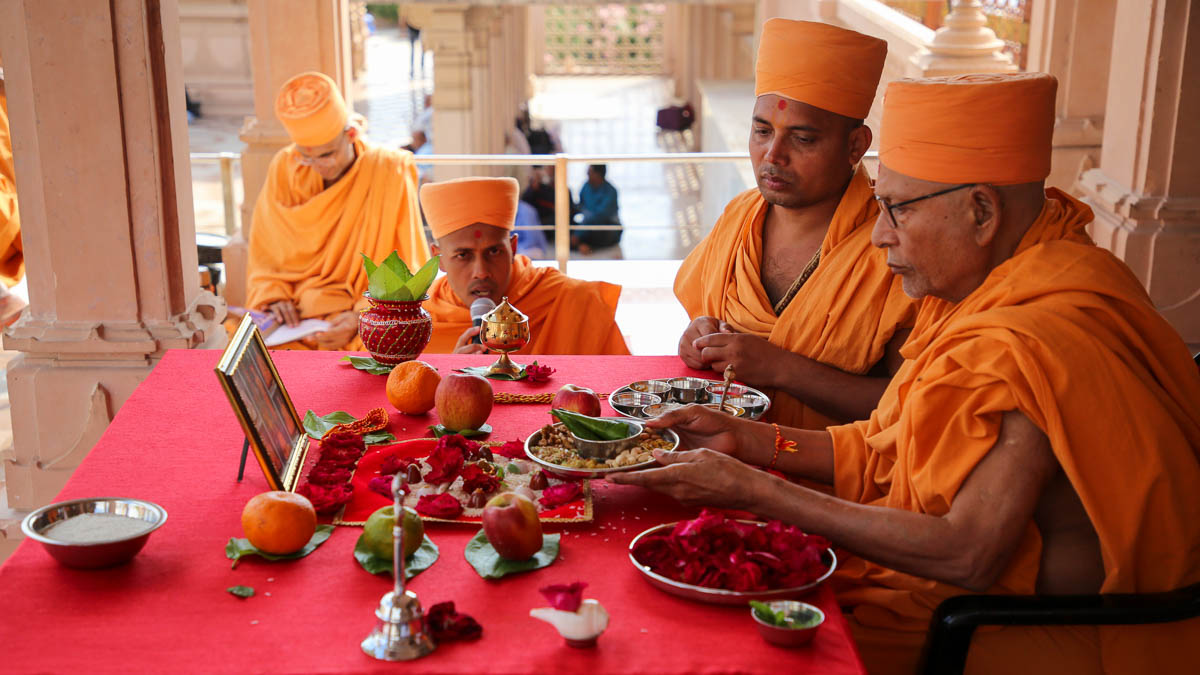 Pujya Kothari Swami performs mahapuja before the murti of Bhagwan Swaminarayan on Manki