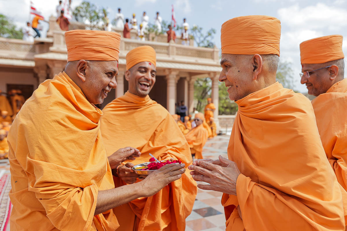 Swamishri greets Shrijiswarup Swami with 'Jai Swaminarayan'