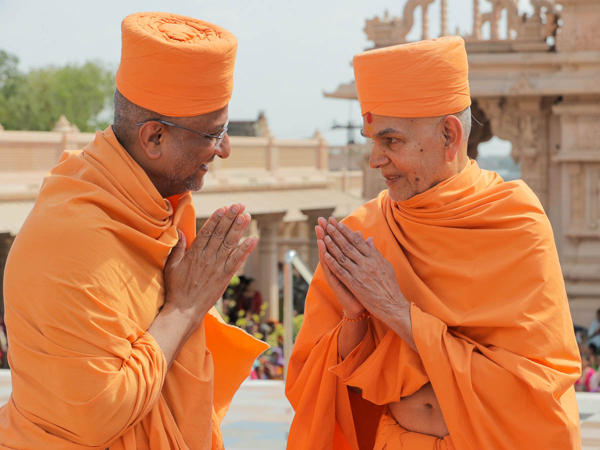 Swamishri greets Aksharvatsal Swami with 'Jai Swaminarayan'