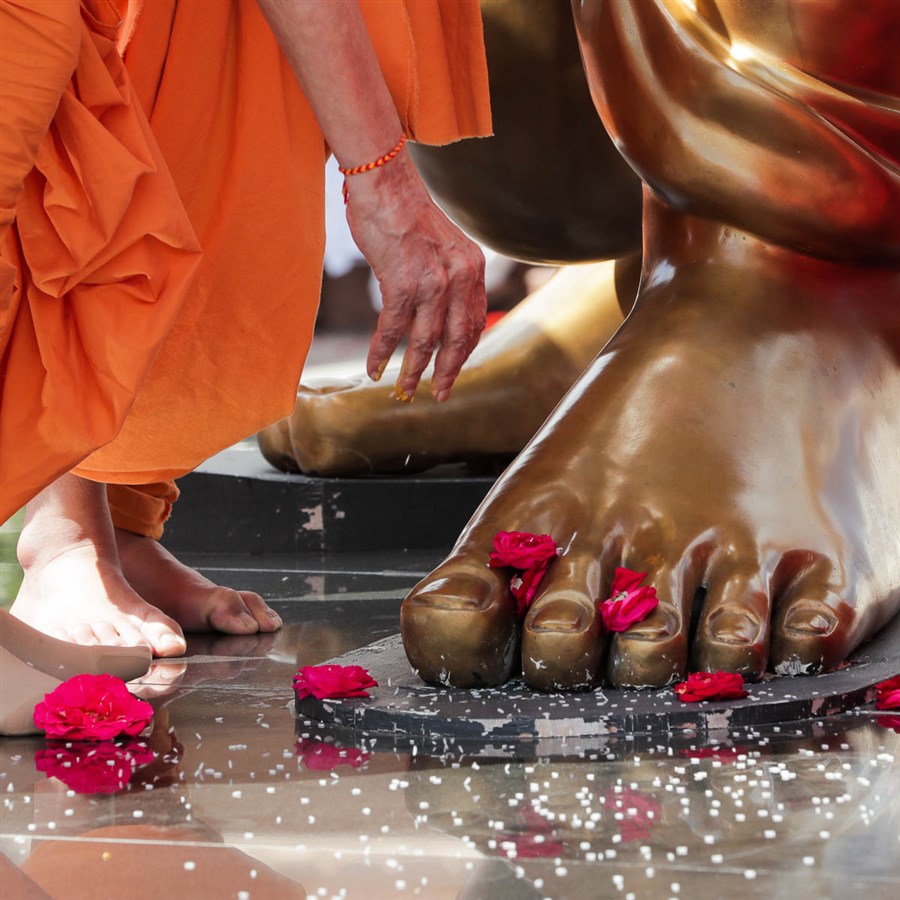 Swamishri offers flowers and akshat (rice grains) at the feet of Aksharbrahman Gunatitanand Swami