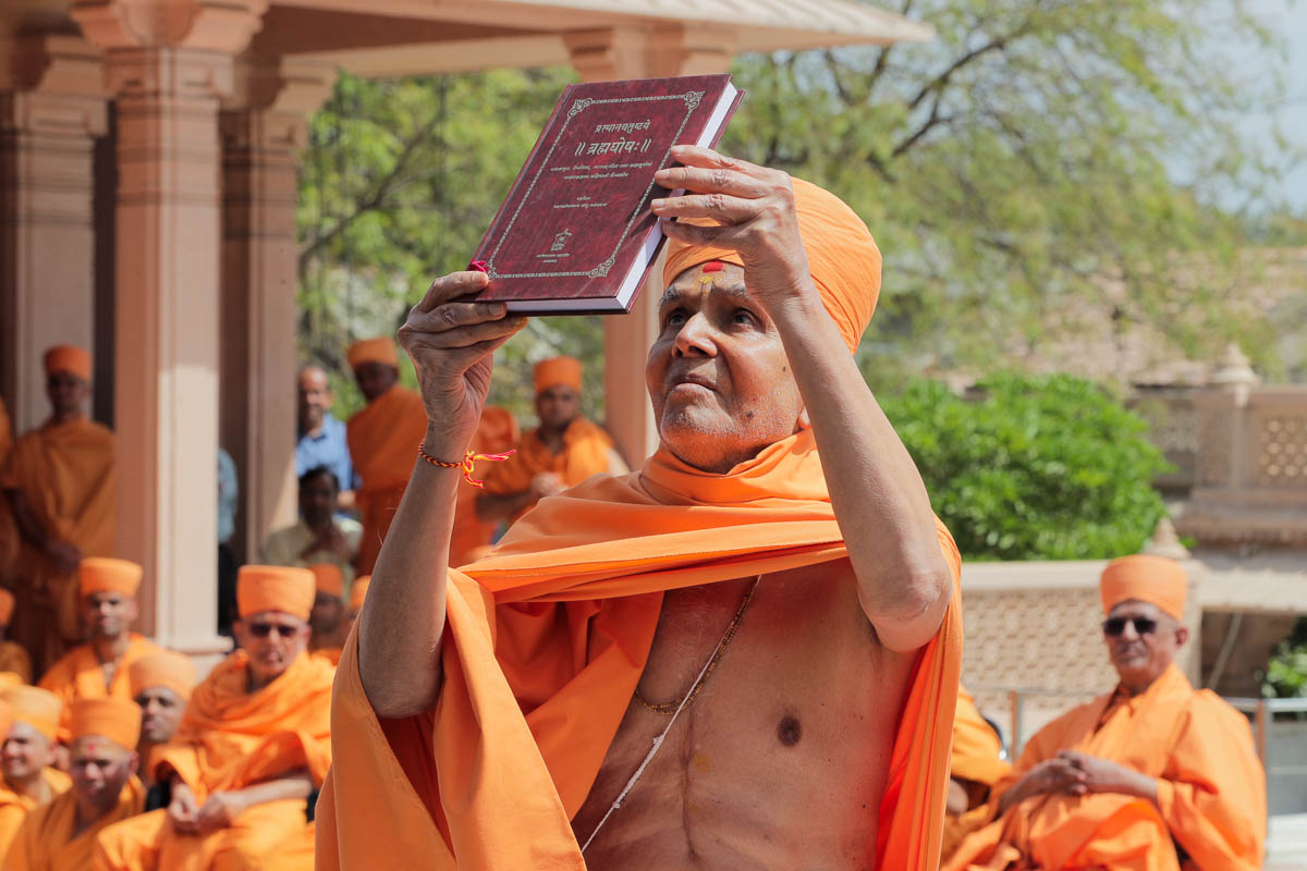 Swamishri shows the newly published book 'Brahmaghosh'