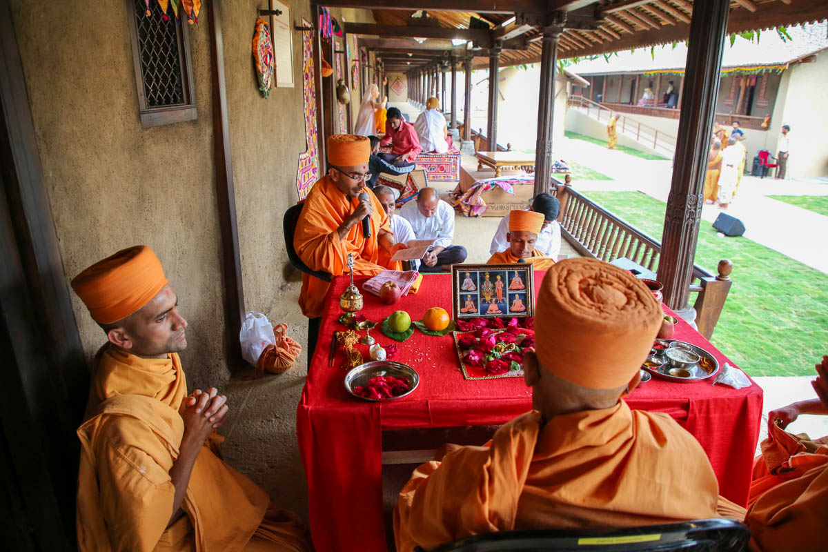 Pujya Tyagvallabh Swami performs mahapuja in Shri Jiva Khachar's darbar