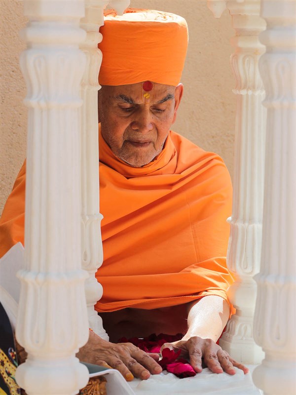 Swamishri performs pujan of the holy charanarvind of Bhagwan Swaminarayan
