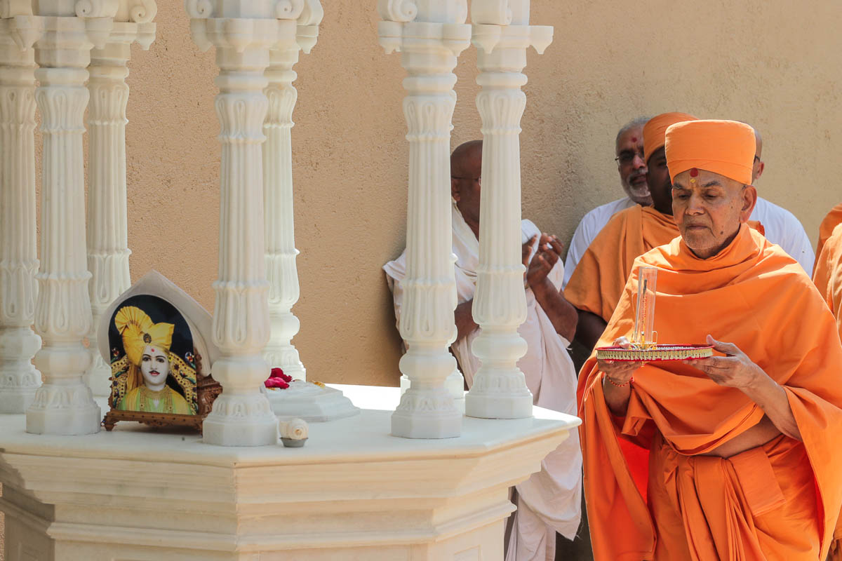 Swamishri performs arti of the holy charanarvind of Bhagwan Swaminarayan