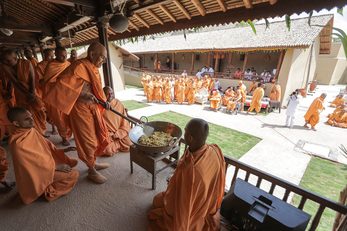Swamishri prepares shiro