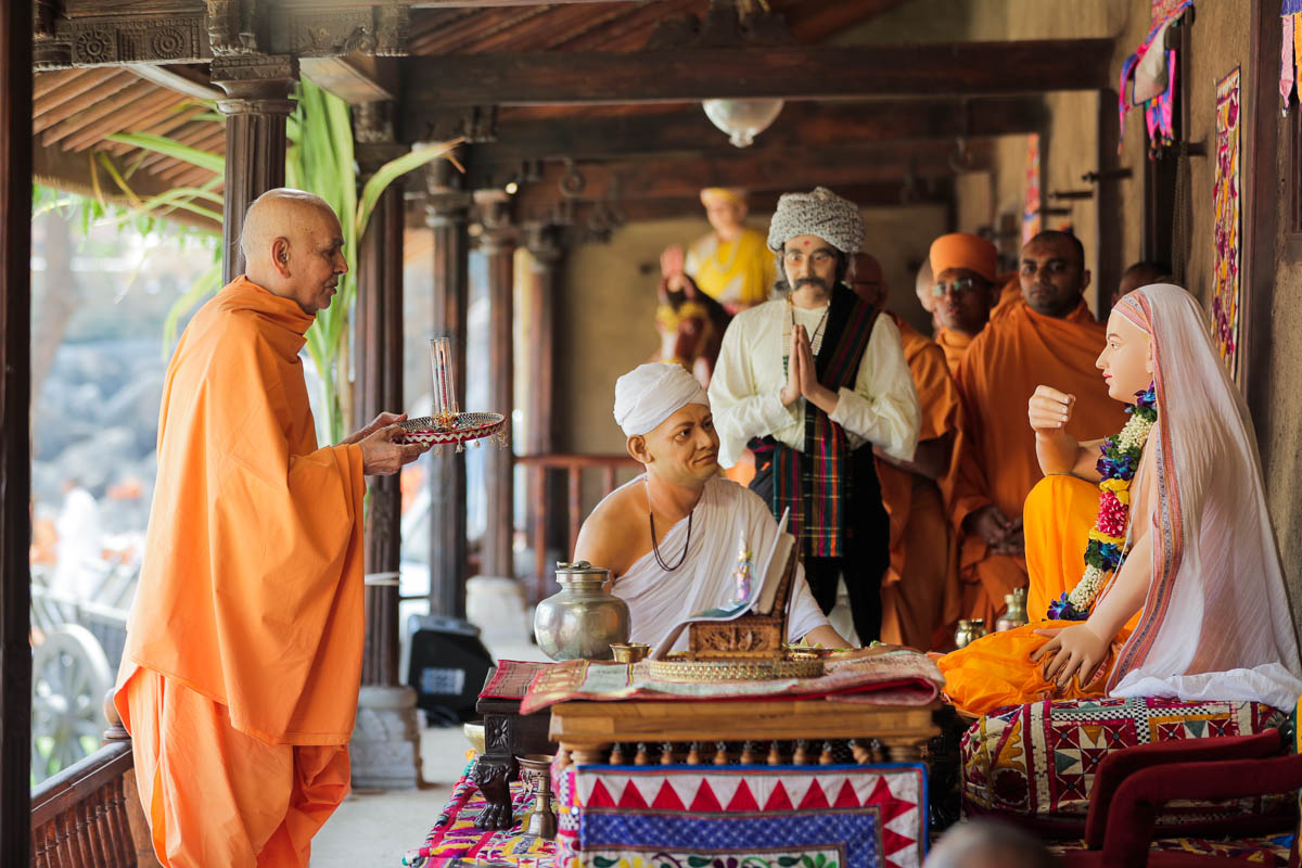 Swamishri performs arti of Bhagwan Swaminarayan
